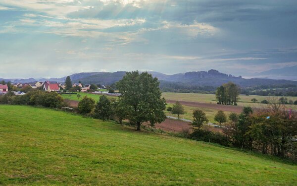Blick vom Adamsberg zur Schrammsteinkette und Altendorf, Foto: Dr. Anne Seltmann, Lizenz: Tourismusverband Sächsische Schweiz e.V.