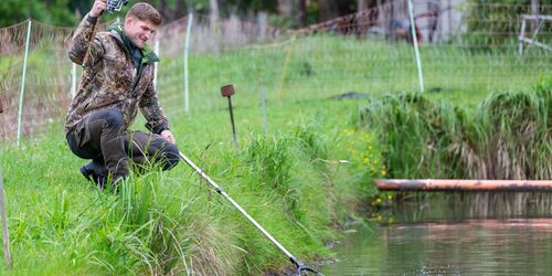 Forellenanlage, Fisch springt, Foto: Florian Läufer