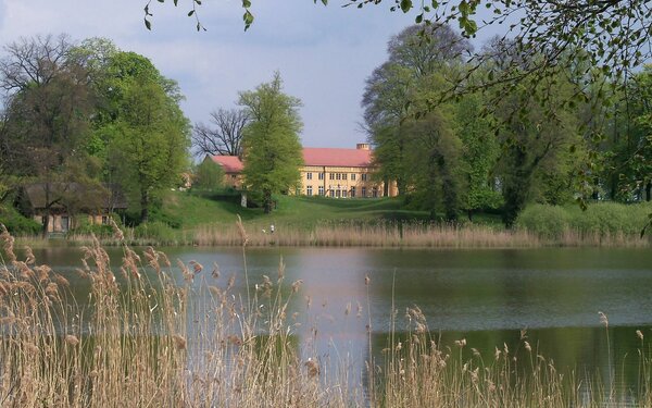 Gutspark Petzow - Blick über den Haussee zum Waschhaus und Schloss, Foto: Yvonne Schmiele