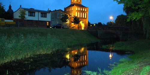 Rostocker Tor bei Nacht, Foto: Stadt Ribnitz-Damgarten