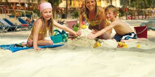 Familie im Sand, Foto: ., Lizenz: Tropical Islands