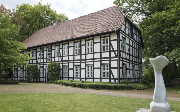 Syker Vorwerk, Fachwerkseite mit Skulptur, Foto: Cosima Hanebeck