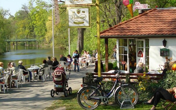 SpreeCafé an der Kahnanlegestelle Sandower Brücke, Foto: Frank Greschke, Lizenz: Frank Greschke