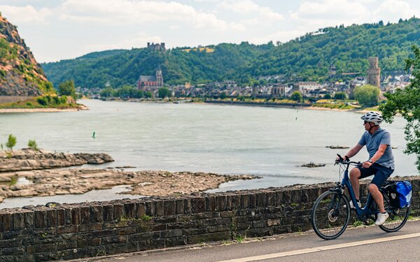 Radfahrer vor der Kulisse der Stadt Oberwesel, Foto: Romantischer Rhein Tourimus GmbH/Maximilian Semsch, CC BY SA