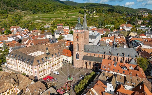 Stiftskirche mit Türmerwohnung am Markplatz in Neustadt, Foto: Pfalz Touristik, Fachenbach Medien