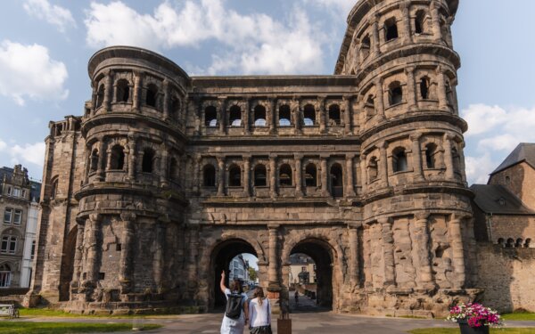 Porta Nigra Landseite mit Pärchen, Foto: Trier Tourismus und Marketing, Crastulo