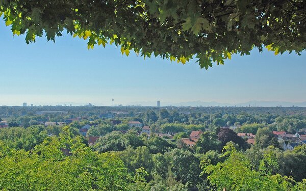 Blick auf München von der Terrasse vom Schloss Dachau, Foto: Guido Radig/Wikimedia Commons