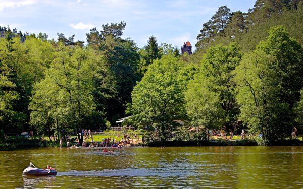 Bild vom Seehof mit Hintergrund Burg Berwartstein, Foto: Kurt Groß, kgp.de