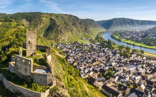 Blick auf die Niederburg und Kobern-Gondorf, Foto: Dominik Ketz, Tourist-Information Sonnige Untermosel