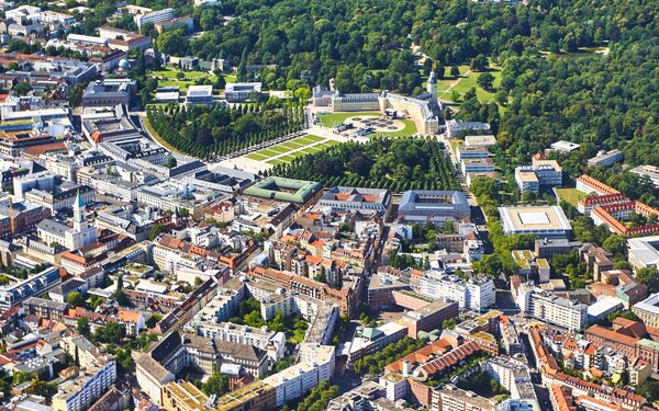 Schloss Karlsruhe und Fächerstadt, Foto: Carsten Naber, Wikimedia Commons, CC BY-SA 4.0