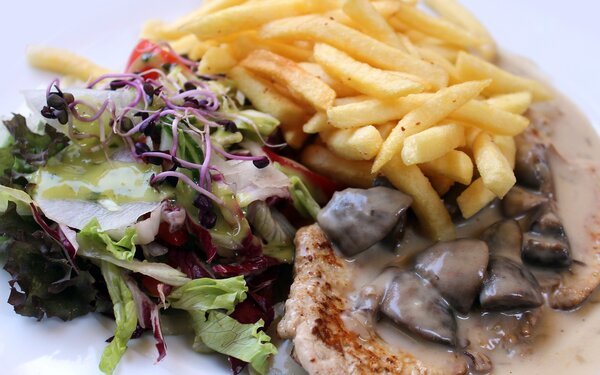 Rahmschnitzel mit Pommes und Salat, Foto: Ralph Klein, pixabay.com