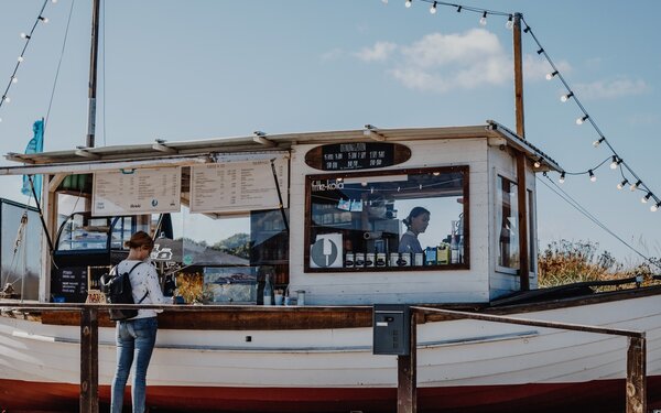 Surfschule und Bar „Tatort Hawaii“, Foto: Förde Fräulein