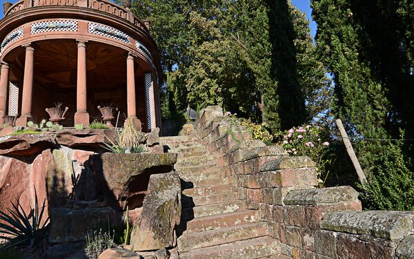 Sonnentempel im Kurpark Gleisweiler, Foto: Paul Flormann, Wikipedia, CC BY-SA