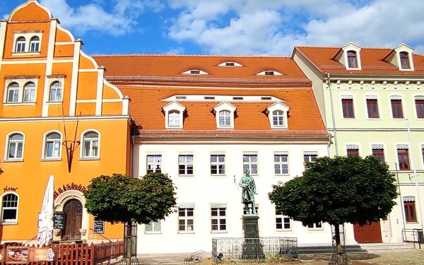 Marktplatz, Ostseite mit Ratskeller und Rathaus Pulsnitz, Foto: Michael Eckardt