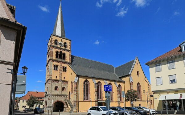 Blick über den Kirchplatz zur Stadtpfarrkirche St. Andreas, Foto: Uwe Miethe, Lizenz: DB