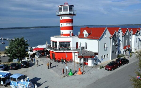 Leuchtturm-Hotel am Geierswalder See, Foto: Fotofeuerwehr Hr. Kliche, Lizenz: Foto: DerLeuchtTurm-Gastro GmbH