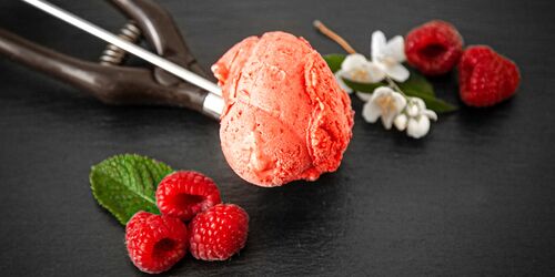 Himbeeren-Holunder Eis