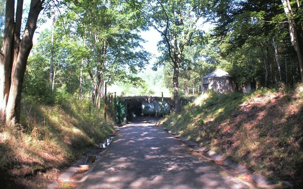 Eingang des Nachrichtenbunkers „RANET“, Foto: jobakampe, CC BY-SA 3.0 de, https://commons.wikimedia.org