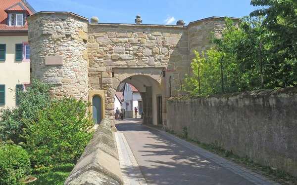 Schloss Alzey, Tor der Vorburg, Foto: Reinhard Dietrich, CC BY-SA 4.0, https://commons.wikimedia.org