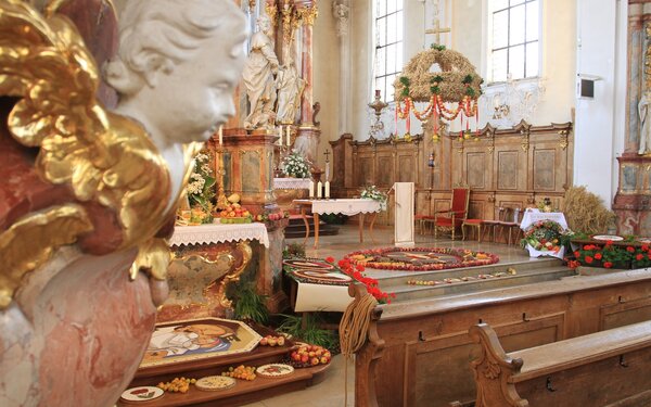 Hilzingen, Kirche - Erntedankschmuck, Foto: REGIO-e.V.