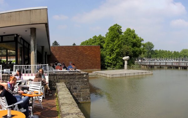 Blick vom Museumscafé Richtung Aachener Weiher, Foto: Raimond Spekking, Wikimedia Commons, CC BY-SA 4.0