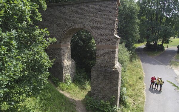 Aquaedukt mit Wanderern, Foto: Stadt Mechernich, Ralf Sondermann