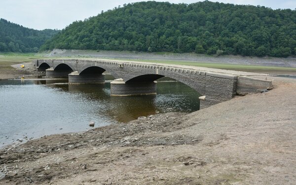 Die Aseler Brücke, Foto: Hubert Berberich (HubiB), CC BY-SA 3.0, https://commons.wikimedia.org