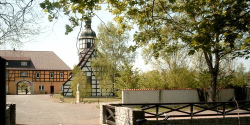 Kirche Saathain im Hintergrund, Foto: Tourismusverband Elbe-Elster-Land e.V., Lizenz: Tourismusverband Elbe-Elster-Land e.V.