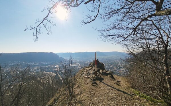 Bismarckfelsen mit Aussicht über Geislingen an der Steige, Foto: Ödenturm, CC BY-SA 4.0, commons.wikimedia.org/