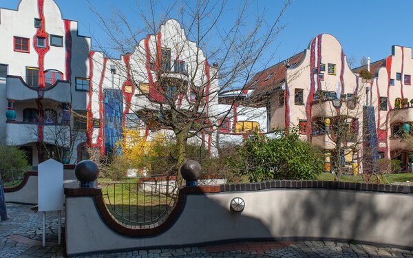 Hundertwasserhaus in Plochingen, Foto: Pjt56, CC BY-SA 4.0, via Wikimedia Commons