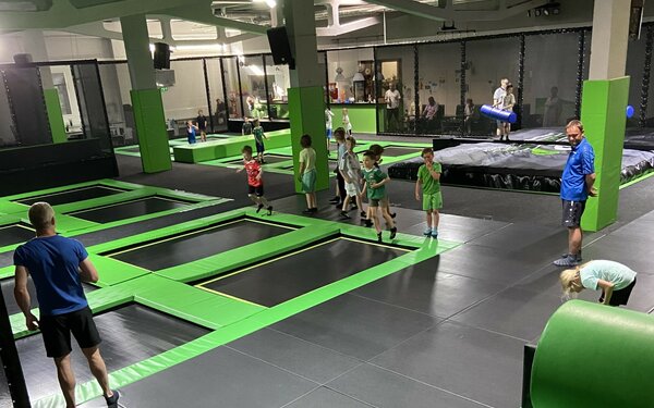 Springende Personen, Foto: Mandy Richter, Lizenz: Trampolinpark JumpUp