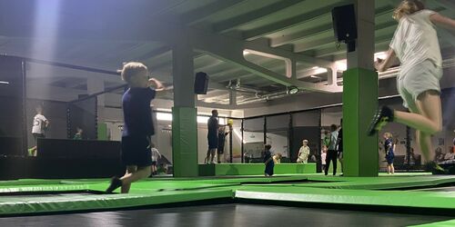 Springende Personen, Foto: Mandy Richter, Lizenz: Trampolinpark JumpUp