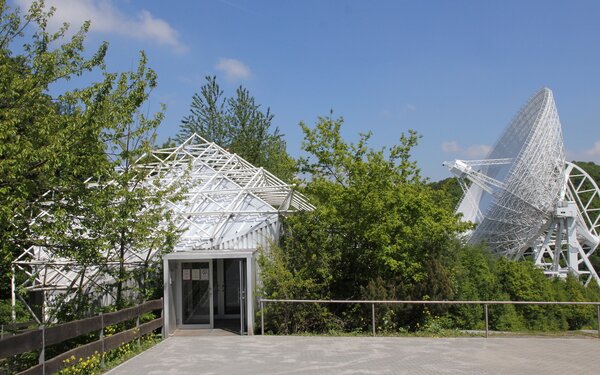 Besucherpavillon mit Radioteleskop im Hintergrund, Foto: Norbert Junkes, MPIfR