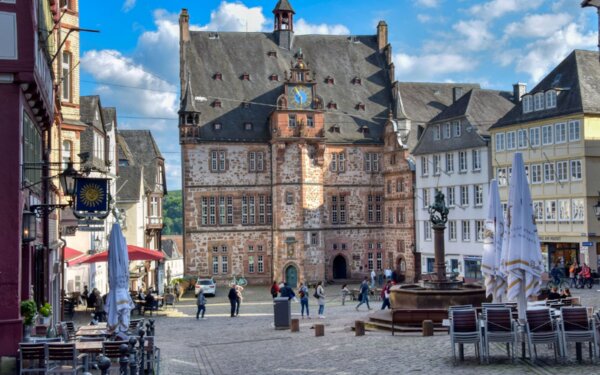 Marktplatz mit Rathaus, Foto: Marburg Stadt und Land Tourismus GmbH, Hanna Stummer