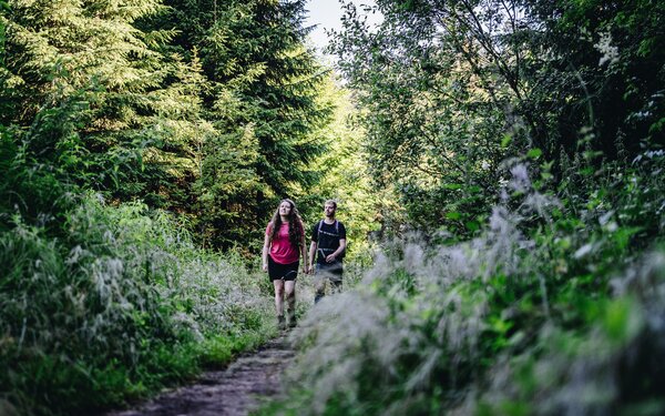 Pärchen wandert in der Roetenbachschlucht, Foto: Ferienregion Wutachschlucht