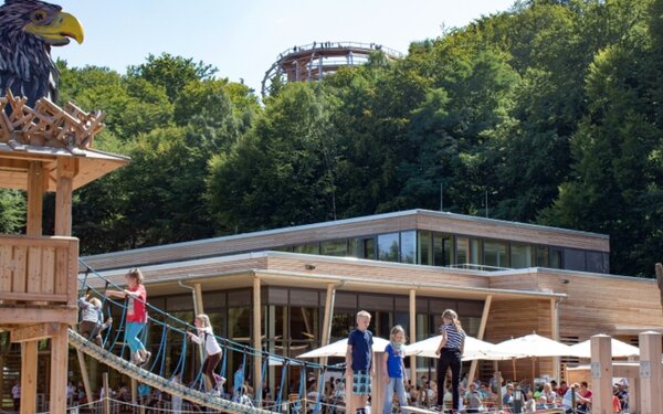 Die hauseigene Boomhus Gastronomie mit einem Biergarten lädt zum Verweilen ein. Erlebnis Akademie AG / Naturerbe Zentrum Rügen