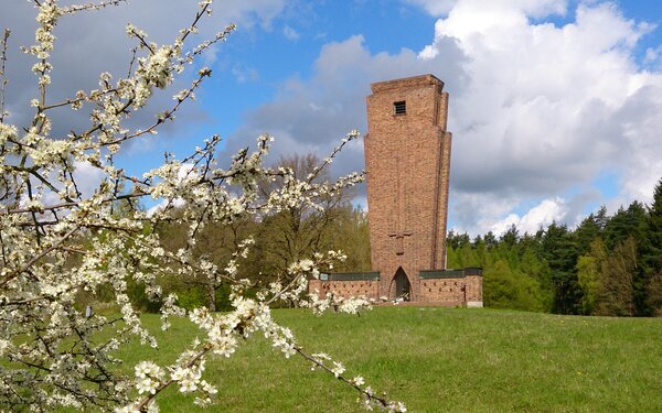 Ehrenmal Teterow im Frühling, Foto: Jana Koch