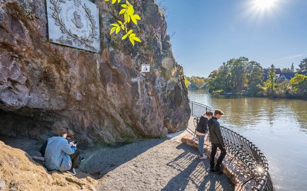 Jahnhöhle mit Gedenktafel, Saale, Foto: Thomas Ziegler, Lizenz: Stadt Halle (Saale)