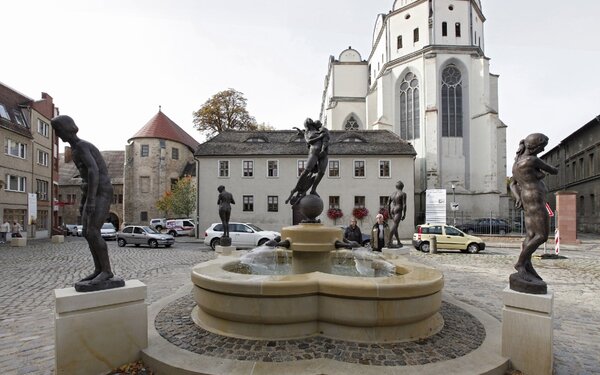 Domplatz mit Brunnen, Foto: Thomas Ziegler, Lizenz: Stadt Halle (Saale)