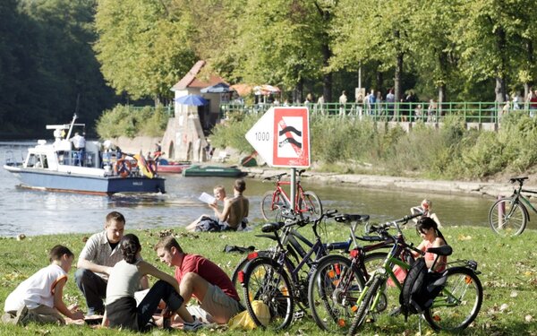 Picknick an der Saale, Foto: Thomas Ziegler, Lizenz: Stadt Halle (Saale)