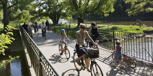 Radfahren am Riveufer, Brücke, Foto: Thomas Ziegler, Lizenz: Stadt Halle (Saale)