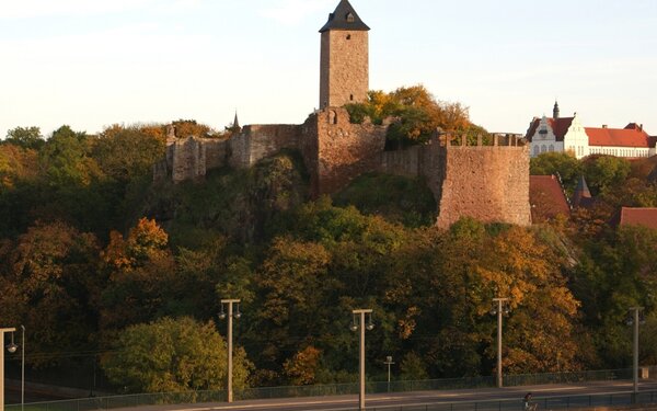 Giebichensteinbrücke mit der Giebichenstein im Fackelschein, Foto: Jan Laurig