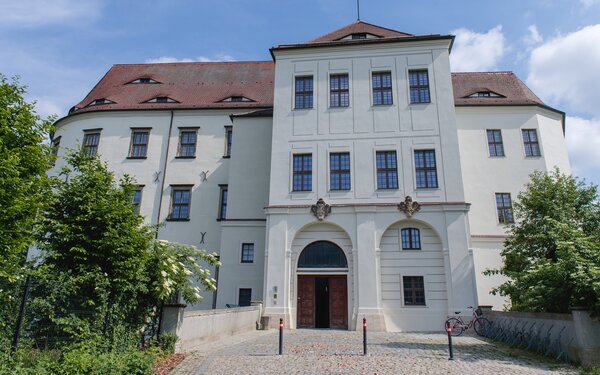 Schloss Frontansicht, Foto: Christiane Schleifenbaum, Lizenz: Schloss Hoyerswerda