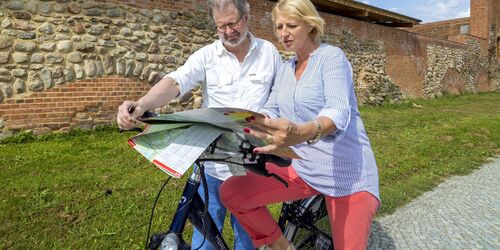 Radfahrer vor der Burg Beeskow, Foto: Andreas Franke, Lizenz: TMB-Fotoarchiv