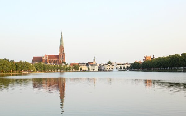 Der Dom vom Pfaffenteich aus gesehen Cornelia Boettcher, Touristinformation Schwerin