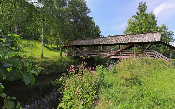 2021_08_11_1280_Im Sinngrund. Hölzerne Fußgängerbrücke an der Greßelmühle bei Mittelsinn, Foto: Uwe Miethe, Lizenz: DB AG