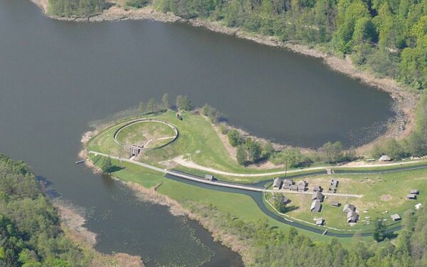 Archäologisches Freilichtmuseum Groß Raden - Gesamtkomplex, Foto: Landesamt für Kultur und Denkmalpflege Mecklenburg-Vorpommern, Landesarchäologie