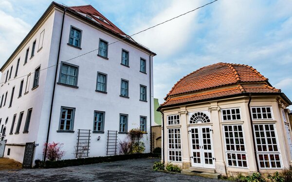 Novalis-Gedenkstätte mit angrenzendem Garten und Pavillon, Foto: E.S.-Photographie