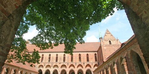 Kloster zwischen Buchenwäldern