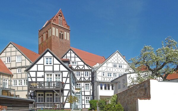 Der Malerwinkel: Die Rückseiten malerischer Fachwerkhäuser gruppieren sich vor dem Turm der St. Jacobikirche. Foto: terra press Berlin